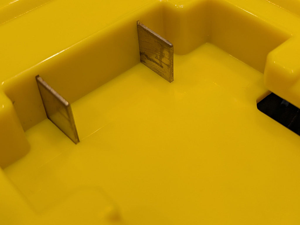 DeWalt 20V MAX to Kobalt 24V battery adapter - macro of the battery-side connection