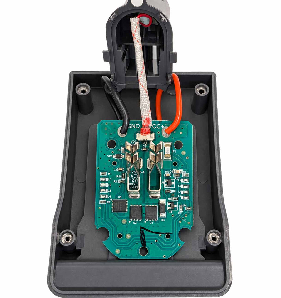 Akkuadapter Bosch 18V GBA (Blau) auf Dyson V6: Das Innere des Adapters