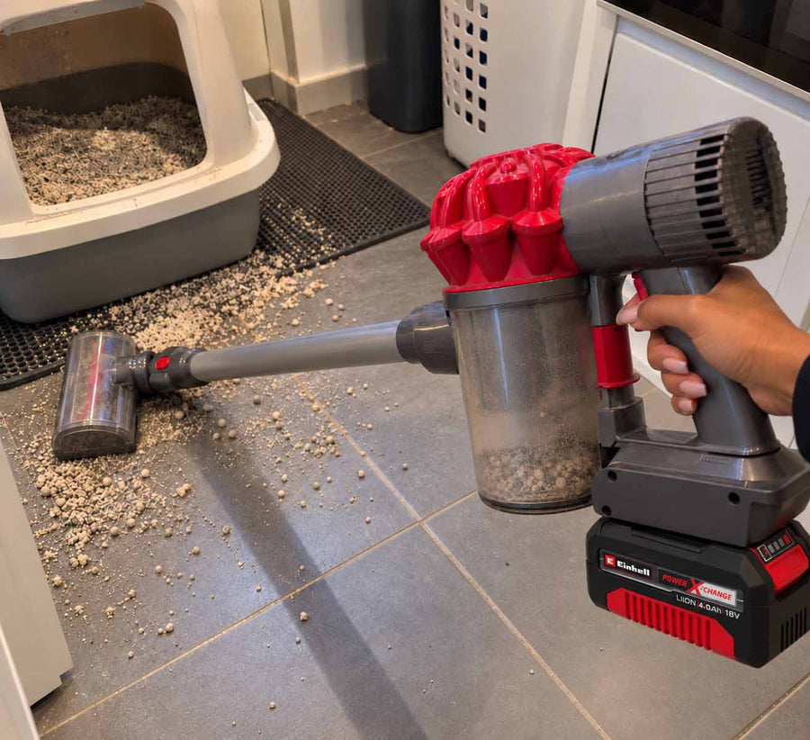 Akkuadapter Einhell 18V PXC auf Dyson V6: In der Hand
