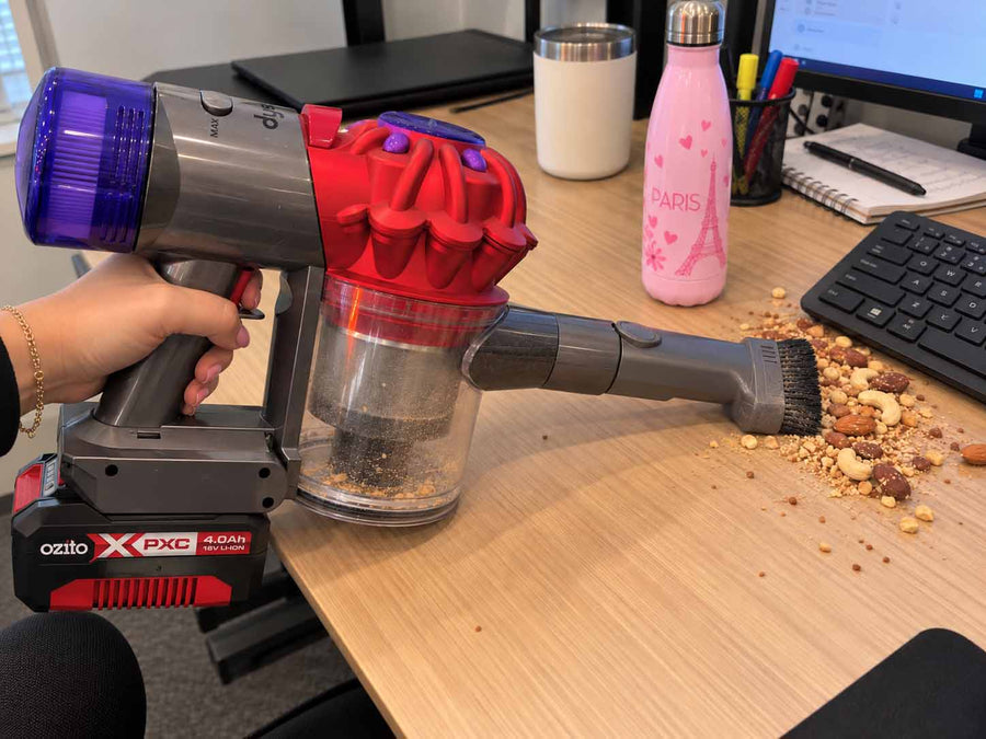 Akkuadapter Ozito 18V PXC auf Dyson V7: In der Hand