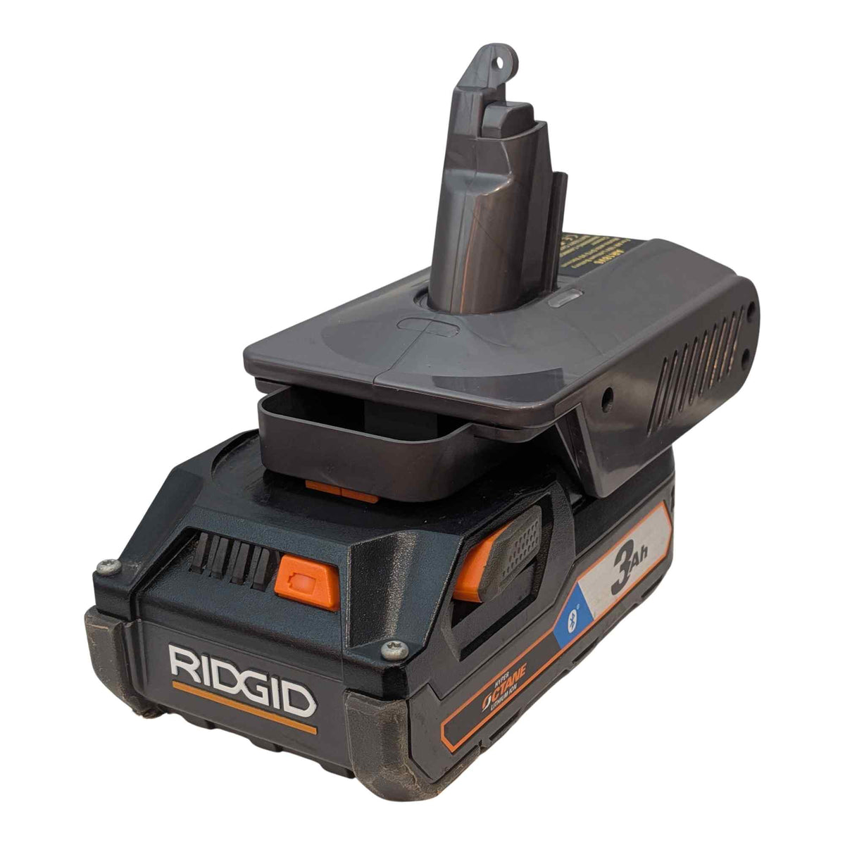 Akkuadapter RIDGID 18V auf Dyson V6: Akku auf Adapter, links